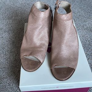 Naturalizer Rose Dust Yanni open toe bootie. Leather upper heel size 3 1/2” high